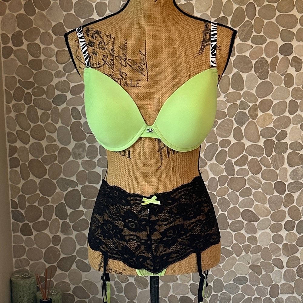 NWOT Frederick's of Hollywood Lime and Black Lace Bra Set 36D push up